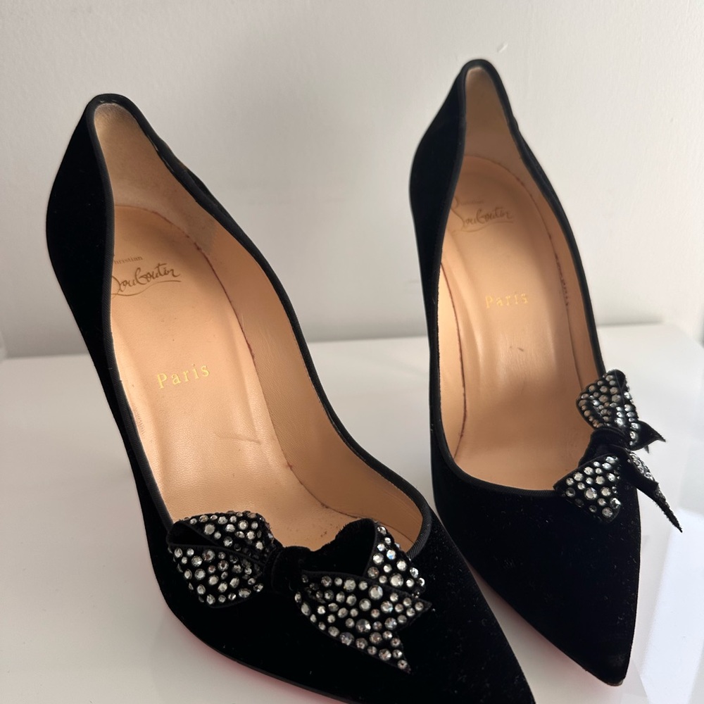 Christian Louboutin
Velvet Crystal Embellishments Pumps size 40